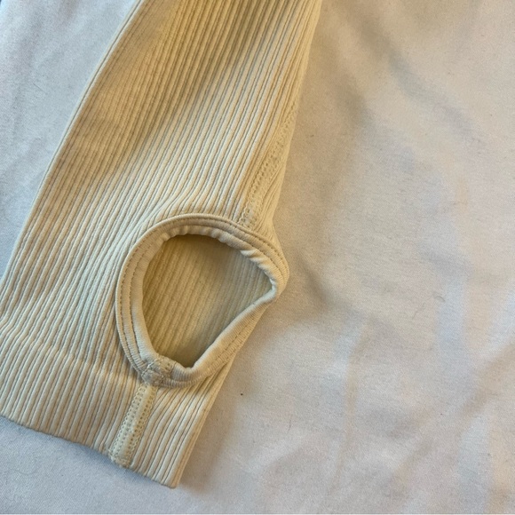 OQQ Ribbed Seamless Long Sleeve Cream Ribbed Crop Top Women’s Medium - Picture 4 of 4